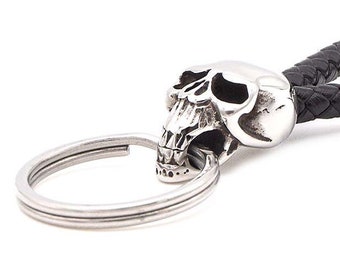 Skull pendant keychain braided from high quality and genuine leather and 316L stainless steel.