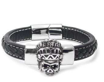 Rocker men's bracelet in real leather braided with Apache Indian skull and with magnetic clasp made of stainless steel. Colour Black