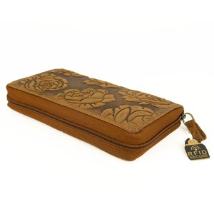 Cartera de auténtica piel de búfalo con protección RFID y con un número especialmente grande de compartimentos para tarjetas de crédito en color tostado y marrón