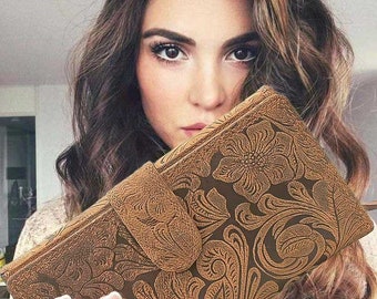 Women's wallet and purses or purses made of genuine buffalo leather. Compact with many special credit card compartments.