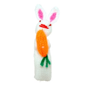 Könnte beinhalten: Weißer Fingerpuppe-Hase, der eine orange Karotte mit grünen Blättern hält.