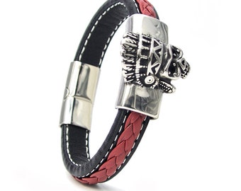 Rocker men's bracelet in real leather braided with Apache Indian skull and with magnetic clasp made of stainless steel. Colour Red.