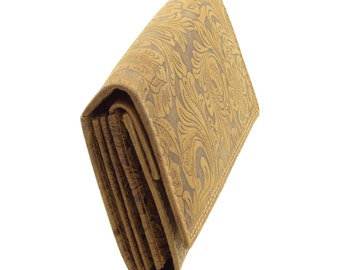 Wallets for women made of genuine buffalo leather with RFID protection. Compact with lots of credit card slots