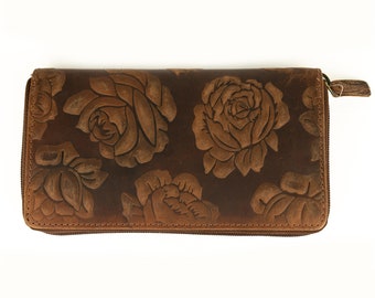 Wallet made of RFID-protected genuine buffalo leather with a particularly large number of credit card slots in tan and brown