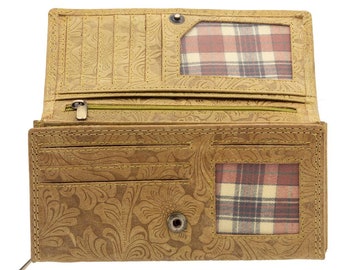 Purses or purses made of genuine buffalo leather Compact with a special number of credit card compartments in light green color.