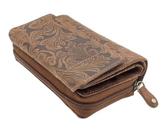 Wallet with RFID protection made of genuine buffalo leather. Compact with numerous compartments for cards and documents.