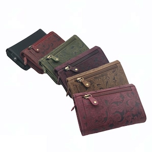 Cartera o monedero para mujer fabricado en auténtica piel de búfalo con protección RFID. Compacto con muchas ranuras especiales para tarjetas de crédito.