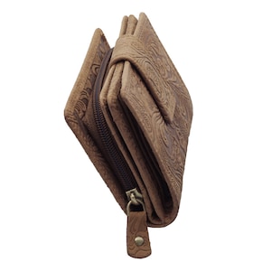 Cartera y monedero bloqueador RFID de piel auténtica de búfalo para mujer con estampado floral y muchas ranuras para tarjetas de crédito en color marrón