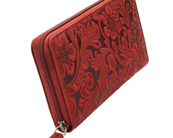 Compact zip wallet made of RFID-protected genuine buffalo leather with a particularly large number of credit card slots in red