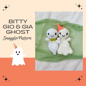 Puede incluir: Dos juguetes amigurumi de fantasmas de crochet blanco con caras sonrientes. Un fantasma tiene un pequeño sombrero naranja y una pajarita amarilla. Los fantasmas están sobre una superficie peluda verde y blanca. El texto "Bitty Gio & Gia Ghost Snuggler Pattern" está en la esquina superior izquierda de la imagen.