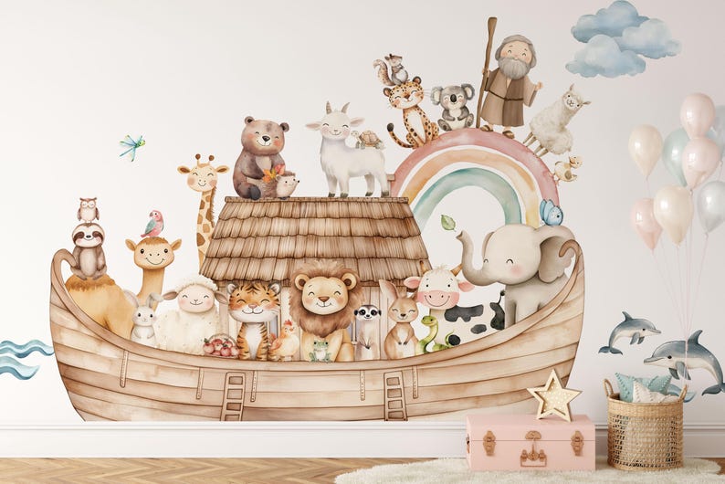 Puede incluir: Un vinilo decorativo que muestra un arca de madera llena de varios animales en acuarela, incluyendo un le&oacute;n, tigre, elefante, jirafa y oso, coronada con un arco&iacute;ris, una figura humana y nubes, con globos flotantes y delfines cerca.