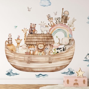 Puede incluir: Un conjunto de pegatinas de pared con una gran arca de madera llena de varios animales ilustrados, incluyendo un le&oacute;n, un elefante, una jirafa y un oso. La escena incluye un arco&iacute;ris, nubes, delfines y olas con el tema del arca de No&eacute;.