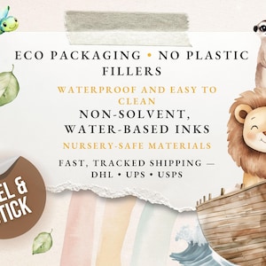 Puede incluir: Un cartel rectangular con bordes rasgados que muestra una lib&eacute;lula, una suricata y un le&oacute;n en un barco de madera. El texto dice: ECO PACKAGING NO PLASTIC FILLERS, WATERPROOF AND EASY TO CLEAN, NON-SOLVENT WATER-BASED INKS, NURSERY-SAFE MATERIALS, PEEL & STICK.