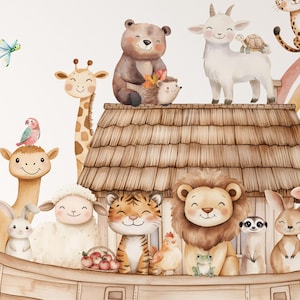 Puede incluir: Un vinilo decorativo de acuarela que muestra un arca de madera llena de varios animales, incluyendo un le&oacute;n, tigre, jirafa, oso, oveja y cabra, coronada por un arco&iacute;ris. La ilustraci&oacute;n incluye una lib&eacute;lula, un b&uacute;ho y un perezoso en tonos suaves.