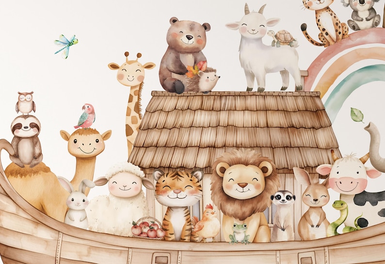 Puede incluir: Un vinilo decorativo de acuarela que muestra un arca de madera llena de varios animales, incluyendo un le&oacute;n, tigre, jirafa, oso, oveja y cabra, coronada por un arco&iacute;ris. La ilustraci&oacute;n incluye una lib&eacute;lula, un b&uacute;ho y un perezoso en tonos suaves.