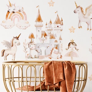 Könnte beinhalten: Ein Set Wandtattoos mit Märchenmotiven, darunter Einhörner, ein Schloss, Sterne und eine Prinzessin. Die Illustrationen sind in sanften Pastellfarben gehalten und schaffen eine magische Atmosphäre. Das Set enthält verschiedene Einhornposen und einen Regenbogen.