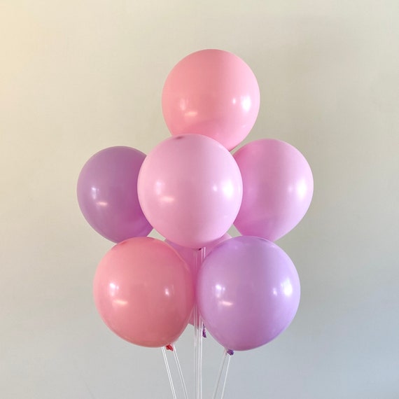 Ballons Dans Des Tons Pastel Délicats De Rose Et De Violet