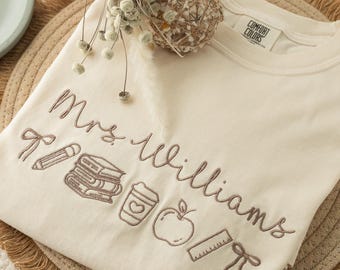 Camiseta personalizada color marfil Comfort Colors® para profesor/a con nombre, camiseta personalizada para la vuelta al cole, regalo personalizado para profesores/as.