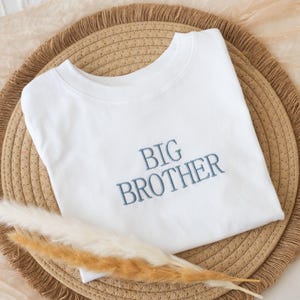 Camiseta bordada de "Hermano Mayor" para niño pequeño, camiseta para niño pequeño, anuncio de embarazo imagen 1