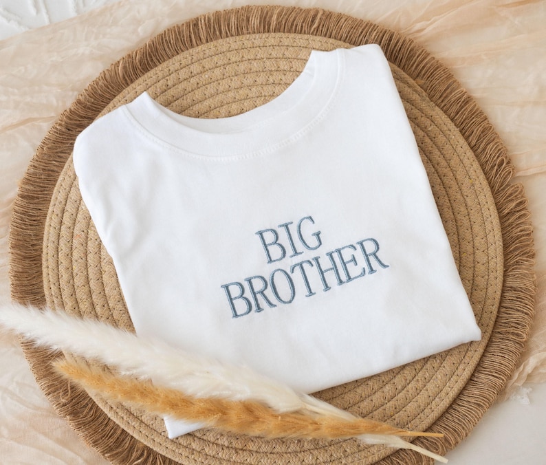 Camiseta bordada de "Hermano Mayor" para niño pequeño, camiseta para niño pequeño, anuncio de embarazo imagen 1