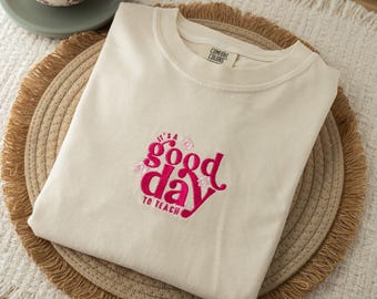 Es un buen día para enseñar. Camiseta Comfort Colors® para profesores, camiseta de regreso a clases, regalo de regreso a clases para profesores, camiseta para profesores con estilo preppy.