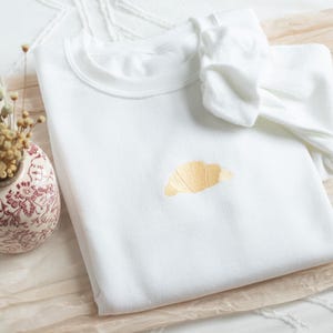 Sweat-shirt avec croissants brodés : col rond unisexe, cadeau gourmand
