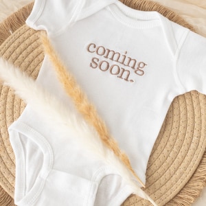 Body bordado con la frase "Próximamente" para bebé: regalo para anunciar el embarazo de los abuelos.