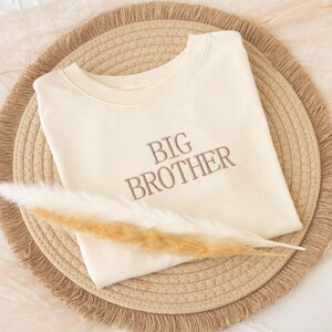 Camiseta bordada de "Hermano Mayor" para niño pequeño, camiseta para niño pequeño, anuncio de embarazo imagen 2
