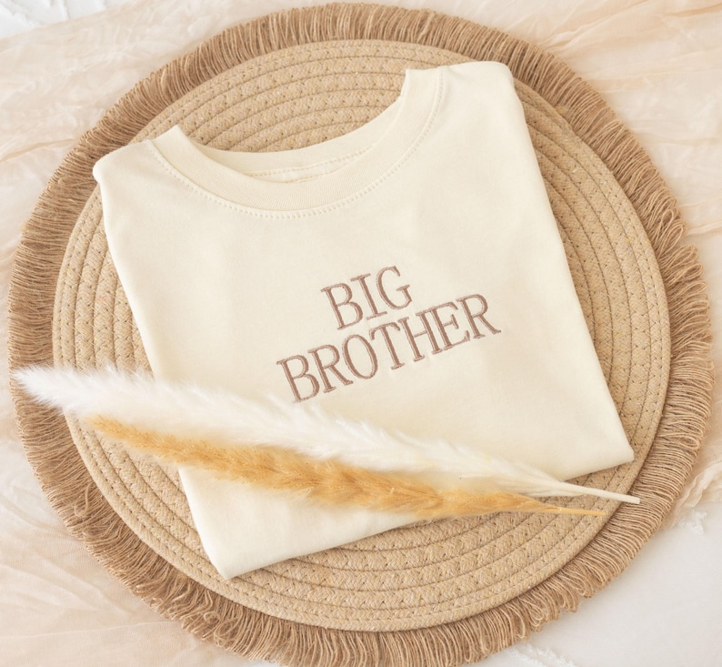 Camiseta bordada de "Hermano Mayor" para niño pequeño, camiseta para niño pequeño, anuncio de embarazo imagen 2