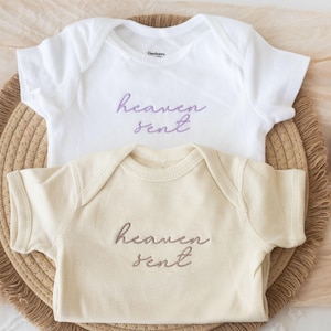 Body bordado Heaven Sent Baby Onesie®: Body para recién nacido, anuncio de embarazo imagen 1