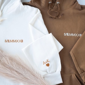 Embroidered Roman Numeral Hoodie: Custom Date, Initials, Couples Gift Bild 4