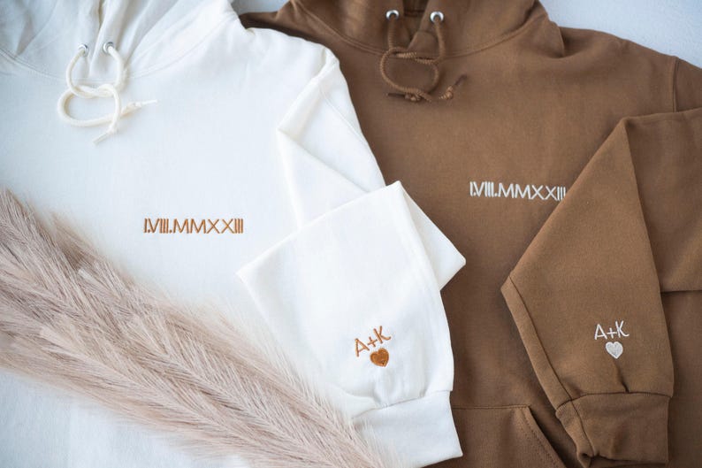 Embroidered Roman Numeral Hoodie: Custom Date, Initials, Couples Gift Bild 4
