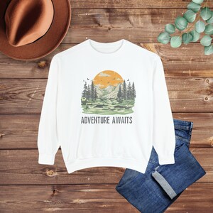 Adventure Awaits Mountains Sweatshirt, Unisex Mountain Sweatshirt, Nature Outdoors Shirt, Sunset Sweatshirt, Retro Vintage Hiking