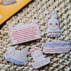 Wes Anderson Sticker Bundel | Met de hand ontworpen met glanzende afwerking | Duurzaam en waterbestendig | Stickers voor waterflessen en laptops