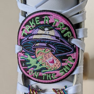 Rollschuh Schuh Aufnäher Schnürsenkel Accessoires UFO Alien Zunge - Machen Sie eine Reise auf dem Schiff Hallucinate High