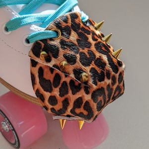 Echtleder VERSTÄRKTE Rollschuh-Zehenkappenschutz - Haarreif auf Kuhfell, Leopardenmuster - Spikes Gold