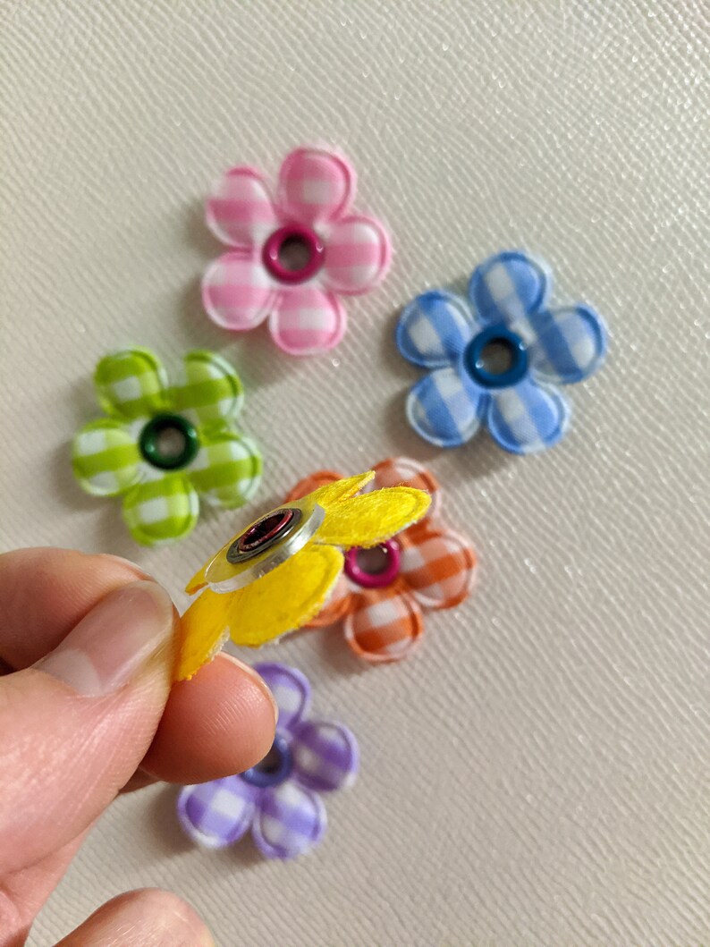 Rullskridsko-berlocklapp Snören tillbehör - rutig Blomma Daisy Rainbow: Förstärkta öljetter bild 5