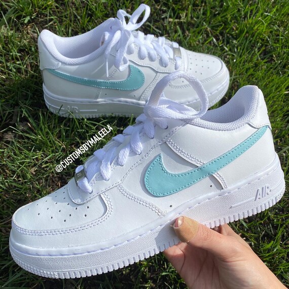 the swoosh nike air force 1