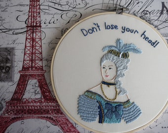 Ne perdez pas la tête ! Marie Antoinette Hand Broderie Portrait 7 » (17.78cm) Hoop Art