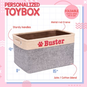 以下が含まれることがあります： 頑丈なハンドル、金属フレーム、赤い「Buster」という名前が付いたパーソナライズされたおもちゃ箱。 グレーとタンのビンは長さ38cm、幅28cm、高さ23cmです。 ジュートと綿のブレンドで作られており、折りたたんで収納できます。