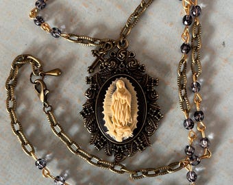 Collar con camafeo de Guadalupe estilo vintage: latón y cristal austriaco