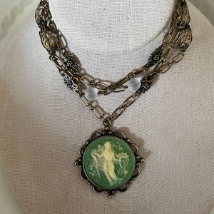 Collier camée vintage des années 70 vert sauge de style Wedgwood