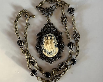 Collar con camafeo de inspiración gótica de luto: Tres Musas, colgante de estilo victoriano