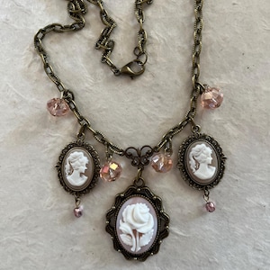 Gargantilla babero con camafeo de rosa de inspiración victoriana vintage: cristales austriacos de color rosa antiguo