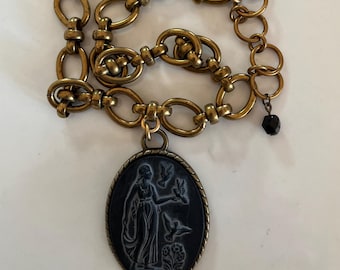 Collar vintage alemán occidental negro con camafeo de diosa de luto y cadena gruesa de latón vintage NOS