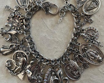 Pulsera con dijes de Guadalupe: Medallas católicas, tono plateado