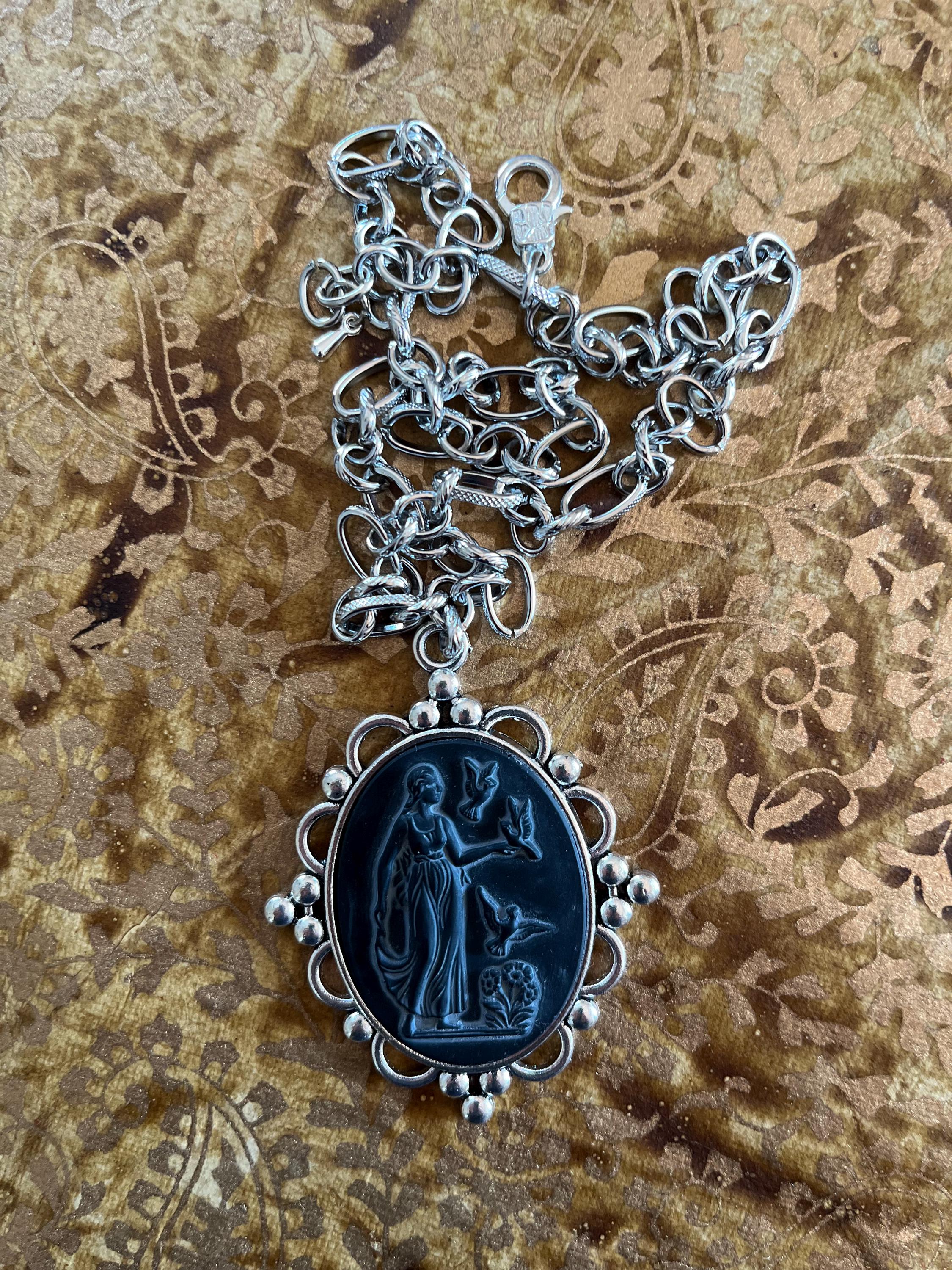 W.GERMANY カメオネックレス West Germany Cameo Necklace - Etsy