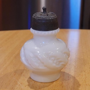Antique/ Bonita Glass Co Cicero, Indiana Bulging Nine Leaf Salt Or Pepper Milk Glass Shaker/ Circa 1898/ Bulging Nine Leaf Opal Glass Shaker