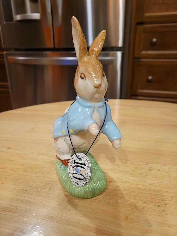 Vintage/ the World of Beatrix Potter Petter Rabbit Figurine/ Made Vintage/ the World of Beatrix Potter Petter Rabbit Figurine/ Made