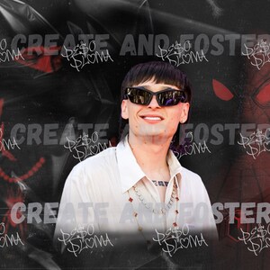 Puede incluir: Una persona sonriente con gafas de sol negras y una camisa blanca con cuello. Se ve un collar con detalles rojos. El fondo presenta un gr&aacute;fico de Spider-Man y el texto "CREATE AND FOSTER".